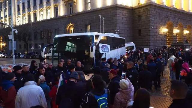 Протестиращи опитаха да избутат автобус с полицаи