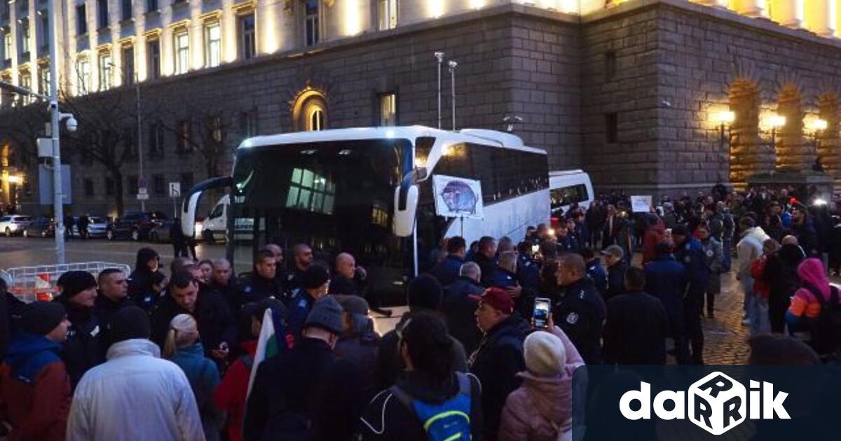 Протестиращи срещу приемането на бюджета блокираха движението при Триъгълника на