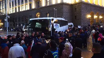 Протестиращи опитаха да избутат автобус с полицаи