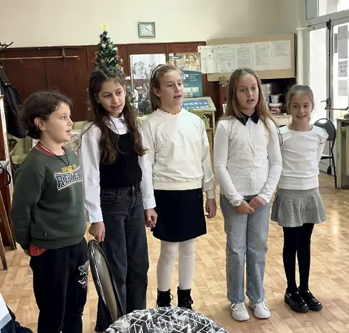  Ученици от НУ „ Христо Ботев “ участваха в самодейност, част от плана „ Урок по доброта-Плевен подава ръка “ 