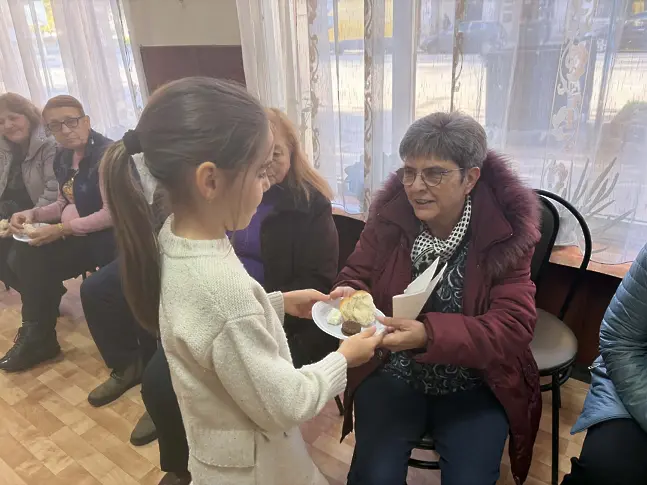  Ученици от НУ „ Христо Ботев “ участваха в самодейност, част от плана „ Урок по доброта-Плевен подава ръка “ 