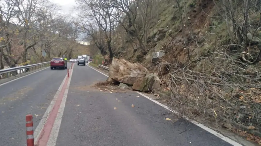 Паднала скална маса затрудни движението в Кресненското дефиле