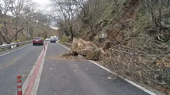 Паднала скална маса затрудни движението в Кресненското дефиле