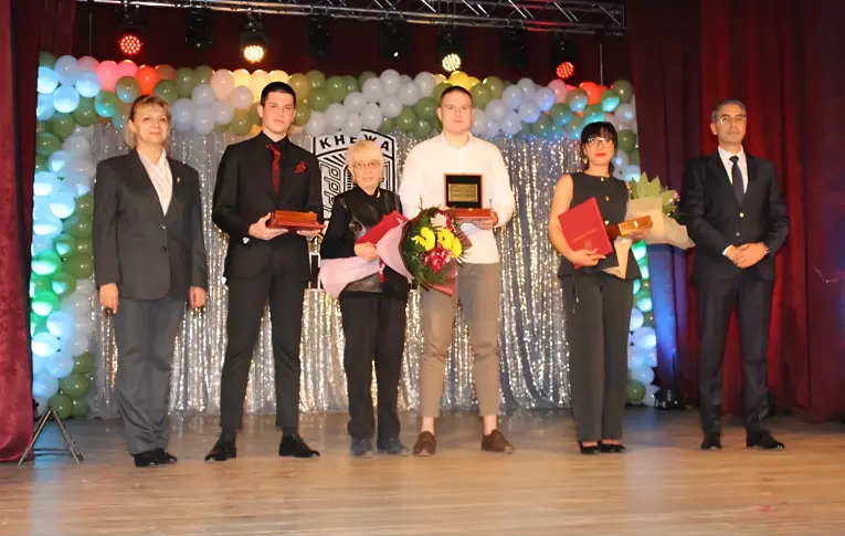  Областният шеф взе участие в тържествата във връзка 82 година от оповестяването на Кнежа за град 