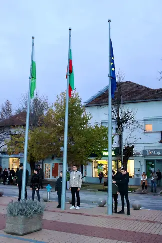  Областният шеф взе участие в тържествата във връзка 82 година от оповестяването на Кнежа за град 