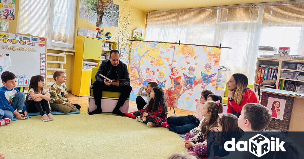 По повод Деня на четенето кметът и ръководният екип на