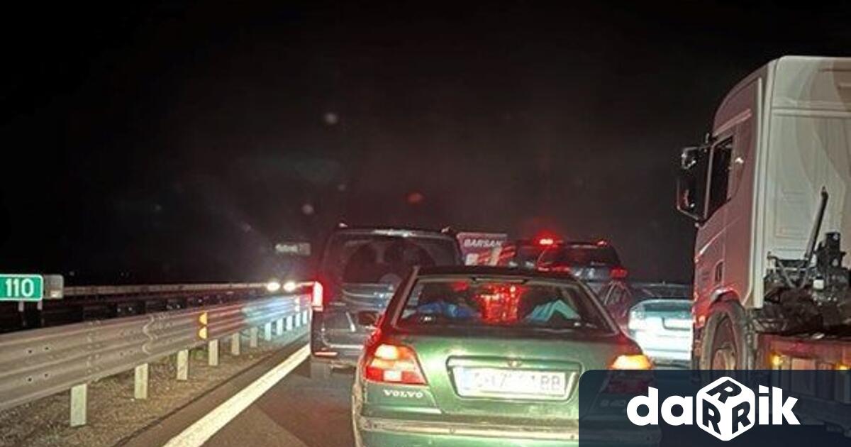 Верижна катастрофа с няколко автомобила затрудни движението по автомагистрала Тракия
