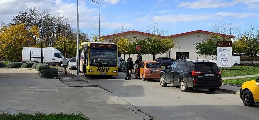 Катастрофа между автобус на градския транспорт и джип затруднява движението на Коматевско шосе 