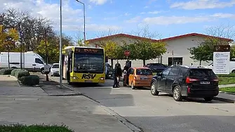 Катастрофа между автобус на градския транспорт и джип затруднява движението на Коматевско шосе 