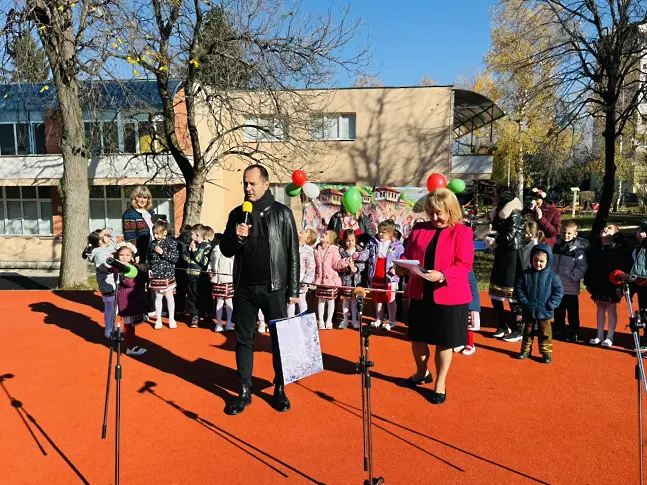 Откриха обновения двор и новата сензорна стая в ДГ „Брезичка“