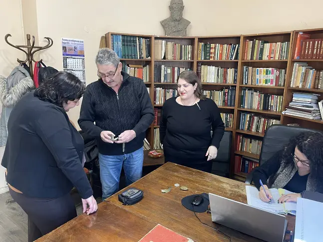 4 ценни реликви подариха  баща и дъщеря на Видинския музей