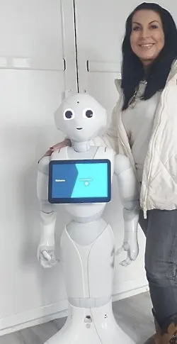 "Не един, а два. Вече са тук“ – хуманоидни роботи влизат в час в пловдивско училище