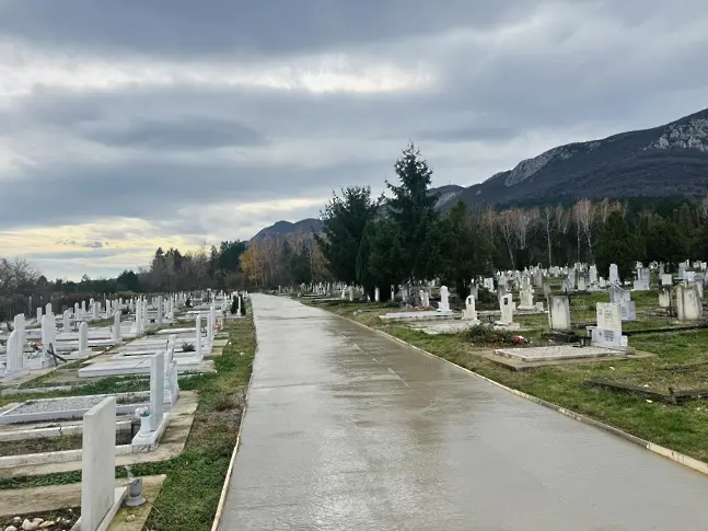 Община Враца продължава дейностите по облагородяване на Новия гробищен парк