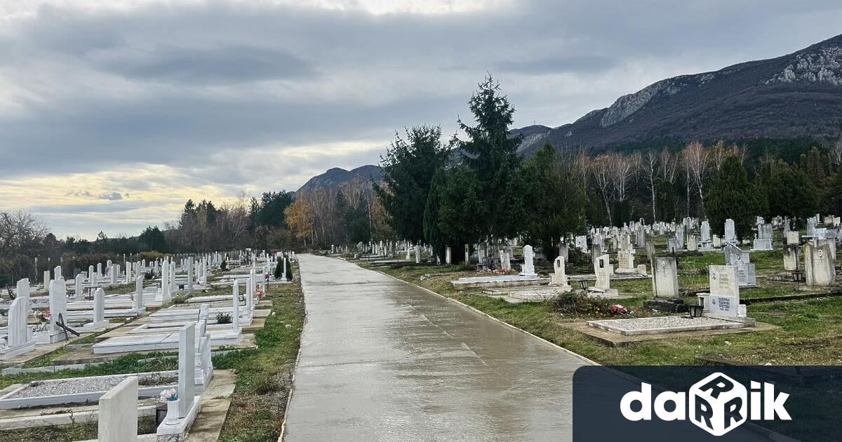 Община Враца продължава дейностите по облагородяване на Нов гробищен парк