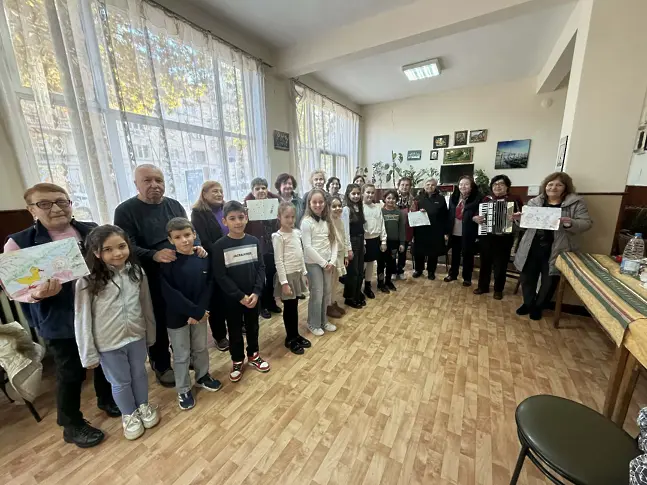  Ученици от НУ „ Христо Ботев “ участваха в самодейност, част от плана „ Урок по доброта-Плевен подава ръка “ 