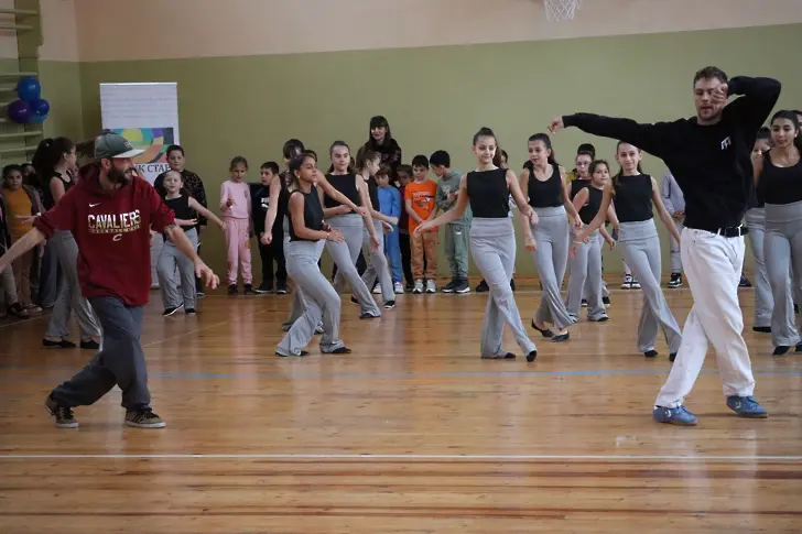  В град Левски СОНИК СТАРТ означи Световния ден на децата с Меморандум за поддръжка и танцов уъркшоп/СНИМКИ/ 