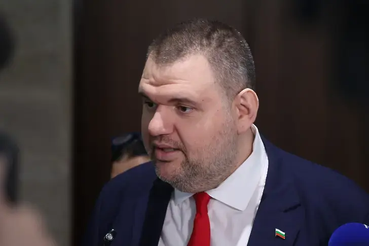 Пеевски: Ще атакуваме в съда двойното поскъпване на паркирането в София