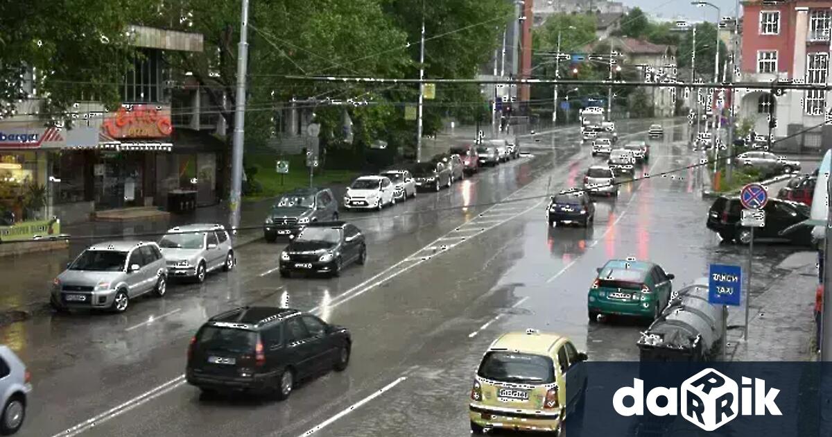 В неделя времето ще бъде предимно облачно с валежи от