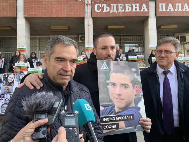 И петото дело за смъртта на Сияна започна с протест пред сградата на съда в Плевен