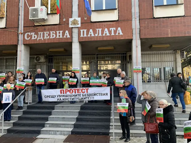 И петото дело за смъртта на Сияна започна с протест пред сградата на съда в Плевен
