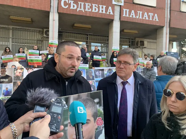 И петото дело за смъртта на Сияна започна с протест пред сградата на съда в Плевен