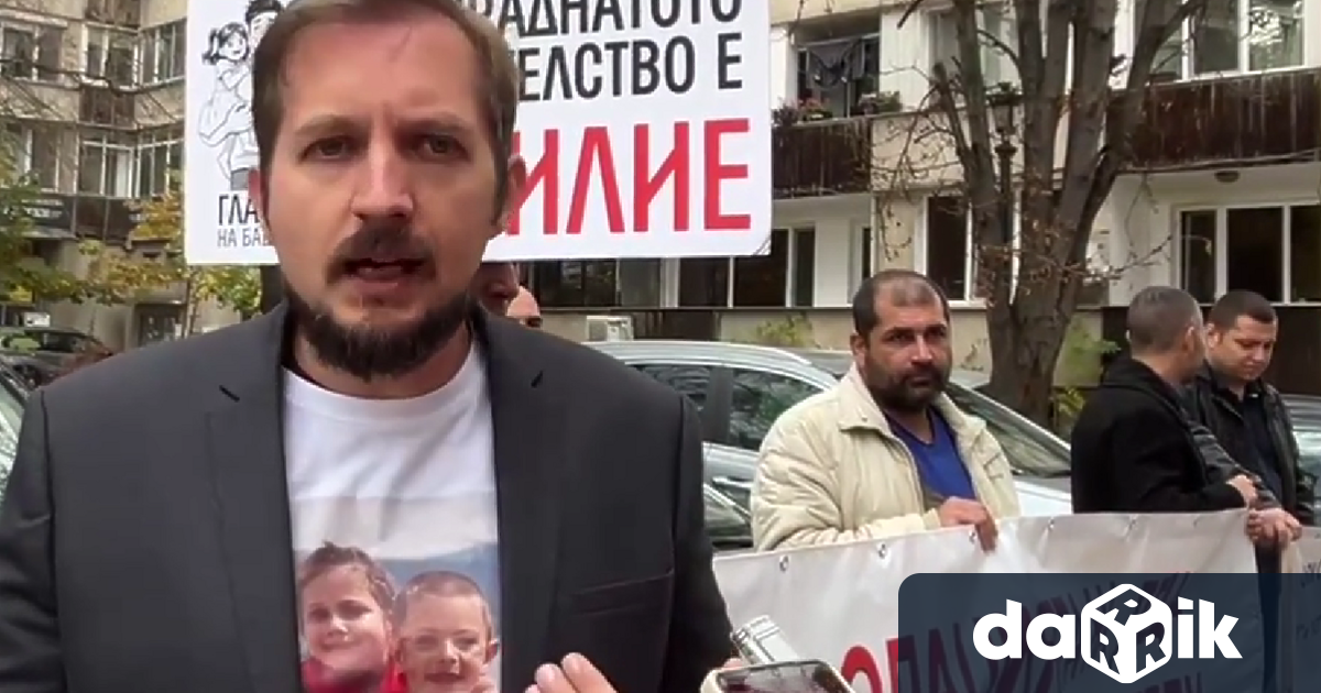 С възгласи Не сме посетители а родители и транспаранти издигнати