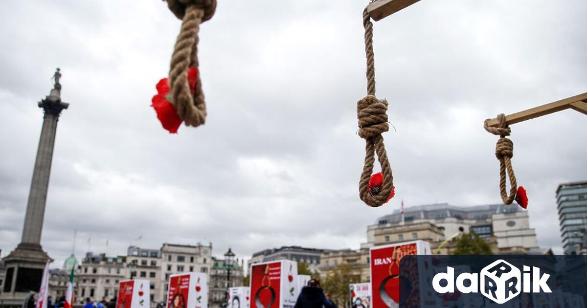 Иран извърши публична екзекуция на мъж осъден за изнасилване на