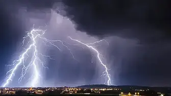 Хиляди австралийци са без ток след тропически циклон