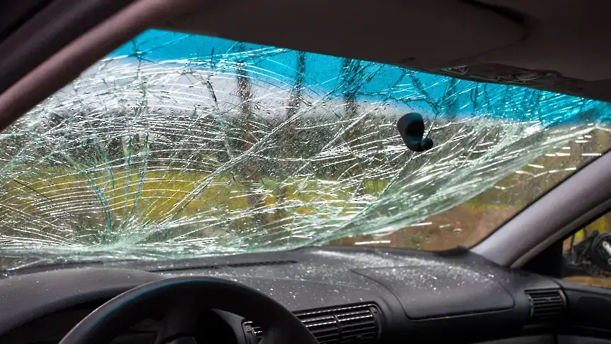 Шофьор е с опасност за живота след удар в дърво в Пернишко