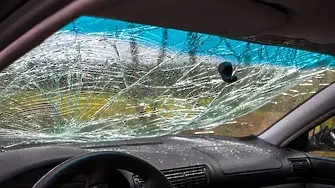 Шофьор е с опасност за живота след удар в дърво в Пернишко