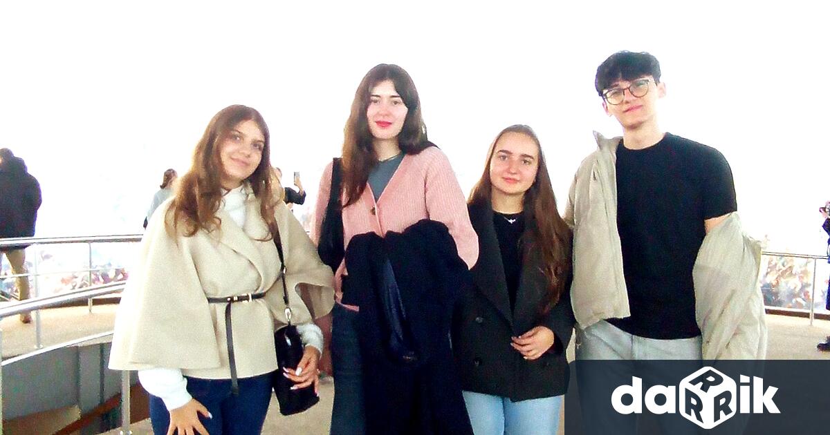 Ученичката Ивана Стефанова от ДФСГ Интелект XIв клас специалност Икономика