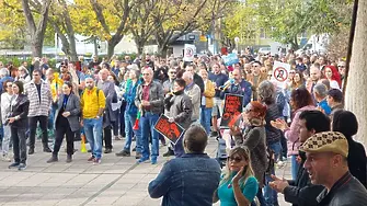 Варненци излязоха пред Общинската избирателна комисия в защита на Благомир Коцев