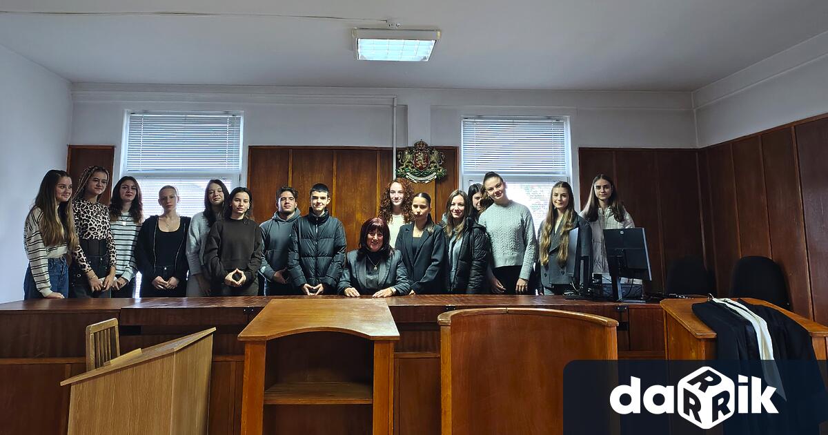 Десетокласници от Профилирана гимназия с преподаване на чужди езици ПГПЧЕ