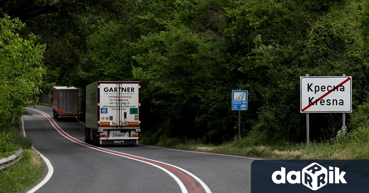 Заради паднал на пътното платно голям камък движението в района