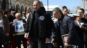 Бащата на Сияна: Камионът се разхожда из цяла България, а ние не можем да припарим до колата на дядо ѝ