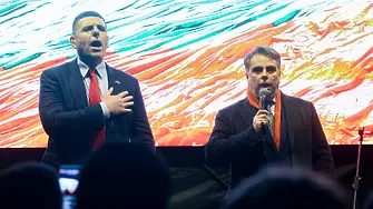 Асен Василев пее химна на България по време на протеста (ВИДЕО)