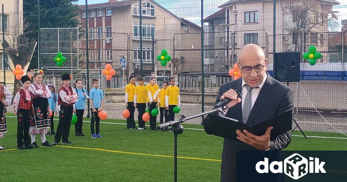 Приключи изпълнението на проект Изграждане на спортна площадка със специализирана