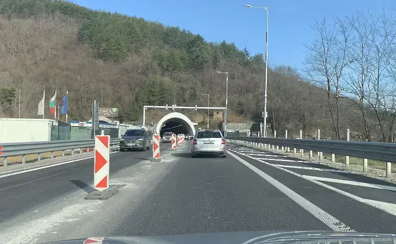 Катастрофа ограничава движението в изпреварващата лента на „Хемус“ в посока Варна