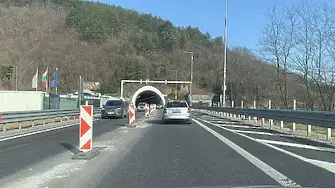 Катастрофа ограничава движението в изпреварващата лента на „Хемус“ в посока Варна