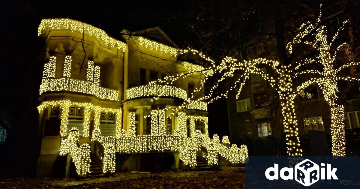 Къщата с ягодите засия с прекрасна коледна украса видя репортер