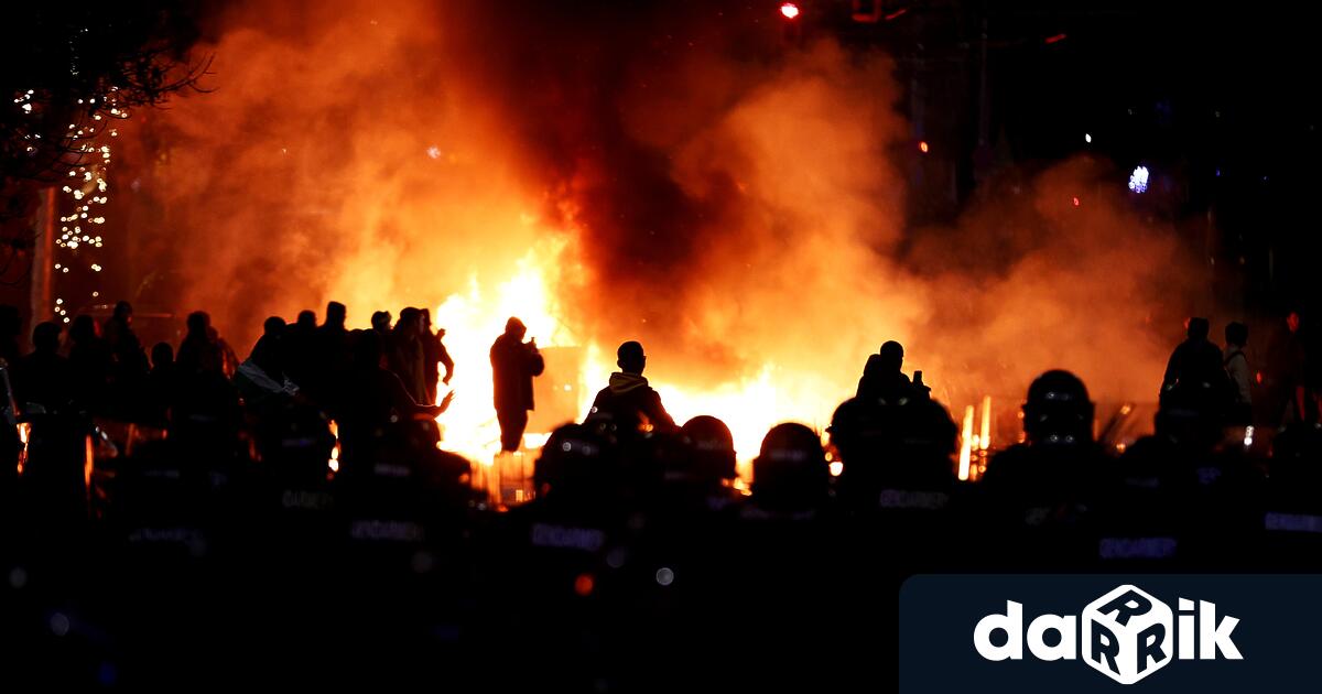 Щетите от повредените контейнери и антипаркинг колчета при вандалските прояви