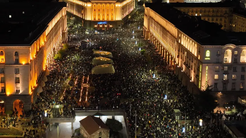 От протеста: Започна шествие до централите на "ДПС-Ново начало" и ГЕРБ