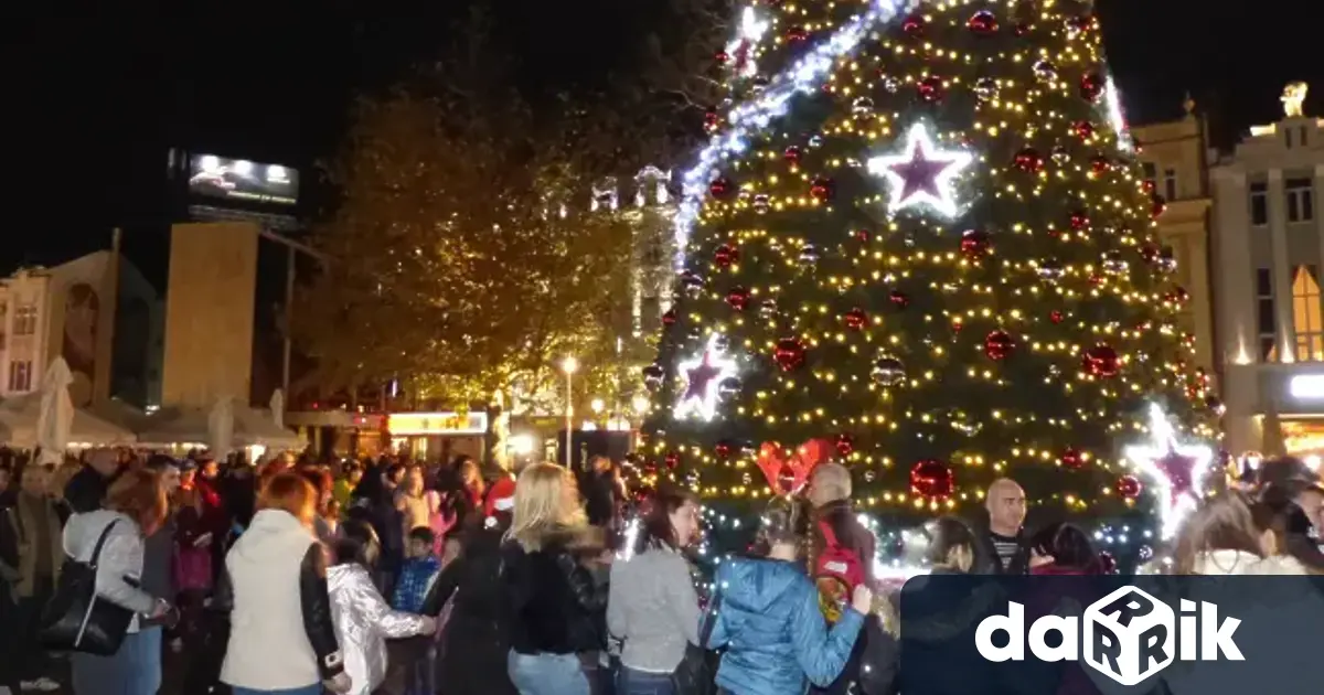 Светлините на Коледната елха пред сградата община Пловдив ще бъдат