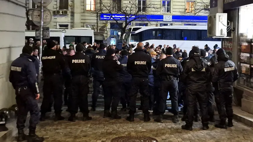 СДВР: Хвърлят се бутилки и пиратки срещу полицаите, трима пострадали след протеста