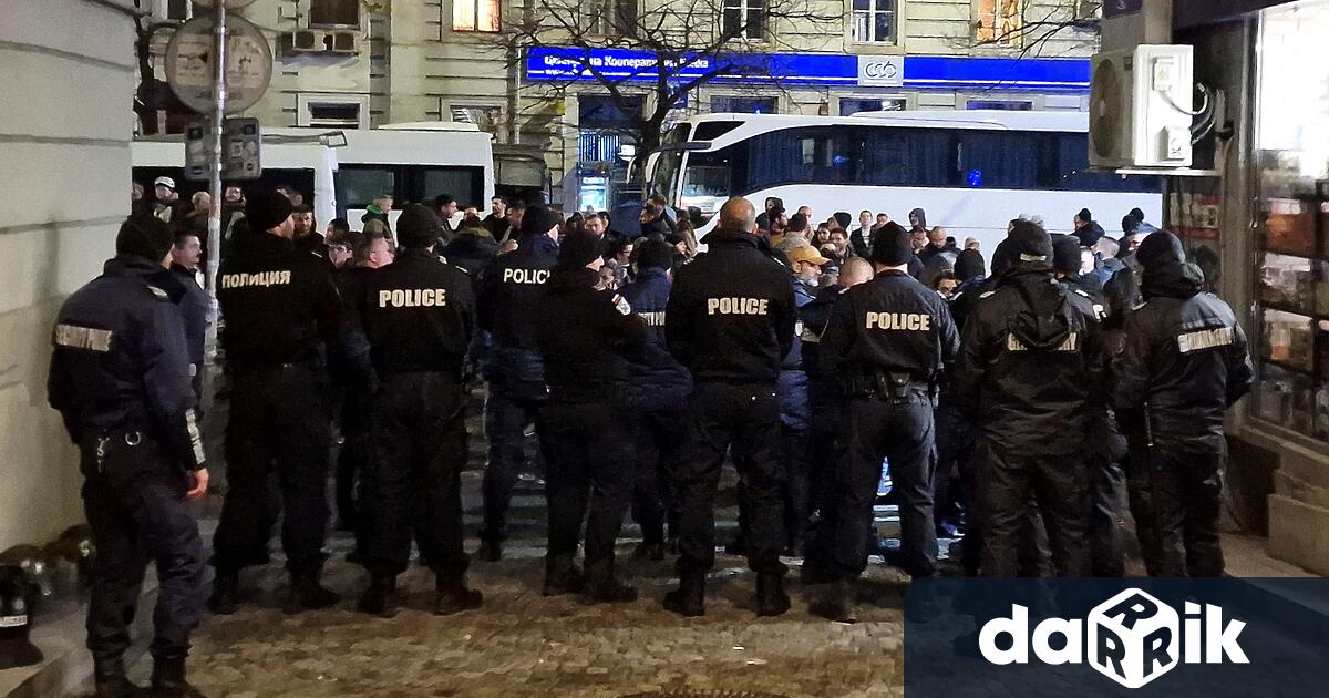 Трима полицаи са пострадали при изпълнение на служебните си задължения