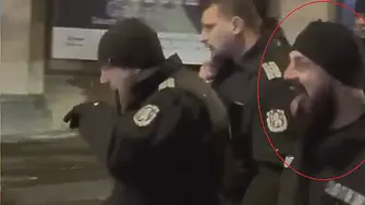 СДВР започва проверка за „плезещия се“ полицай от протеста срещу бюджета