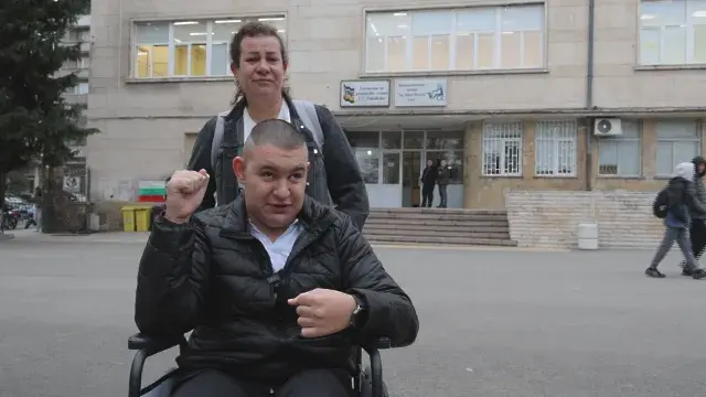 Заради забавено решение от ТЕЛК: 16-годишен с детска церебрална парализа остана без пенсия