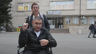 Заради забавено решение от ТЕЛК: 16-годишен с детска церебрална парализа остана без пенсия