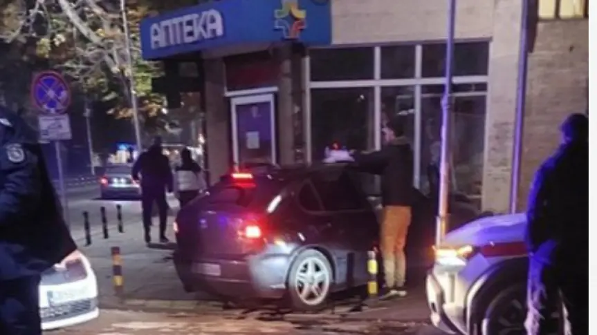 Младеж се вряза с колата си в аптека в Пловдив след удар с такси