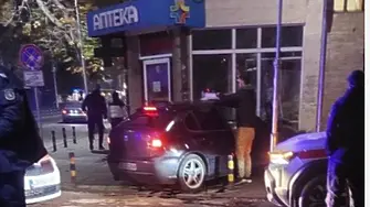 Младеж се вряза с колата си в аптека в Пловдив след удар с такси